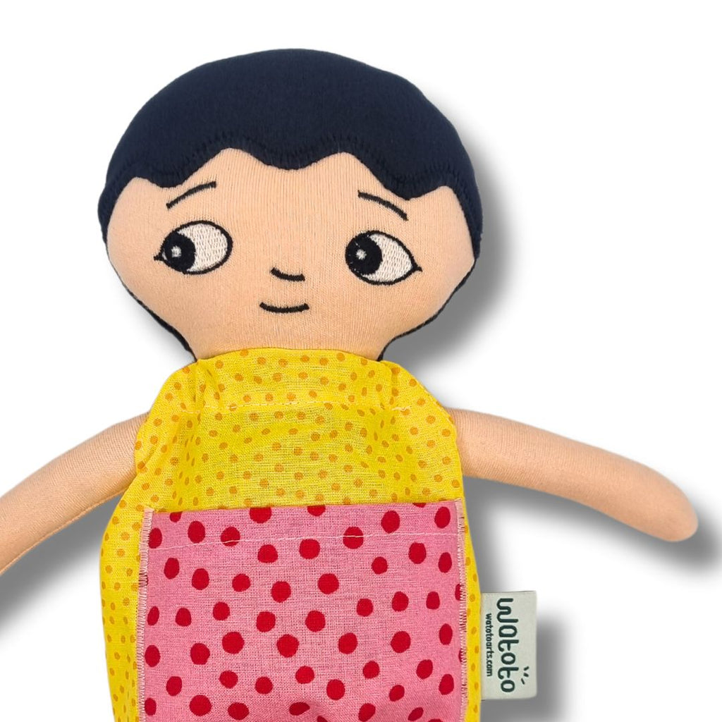 Watoto Arts | Mjuk docka James med gul jumpsuit