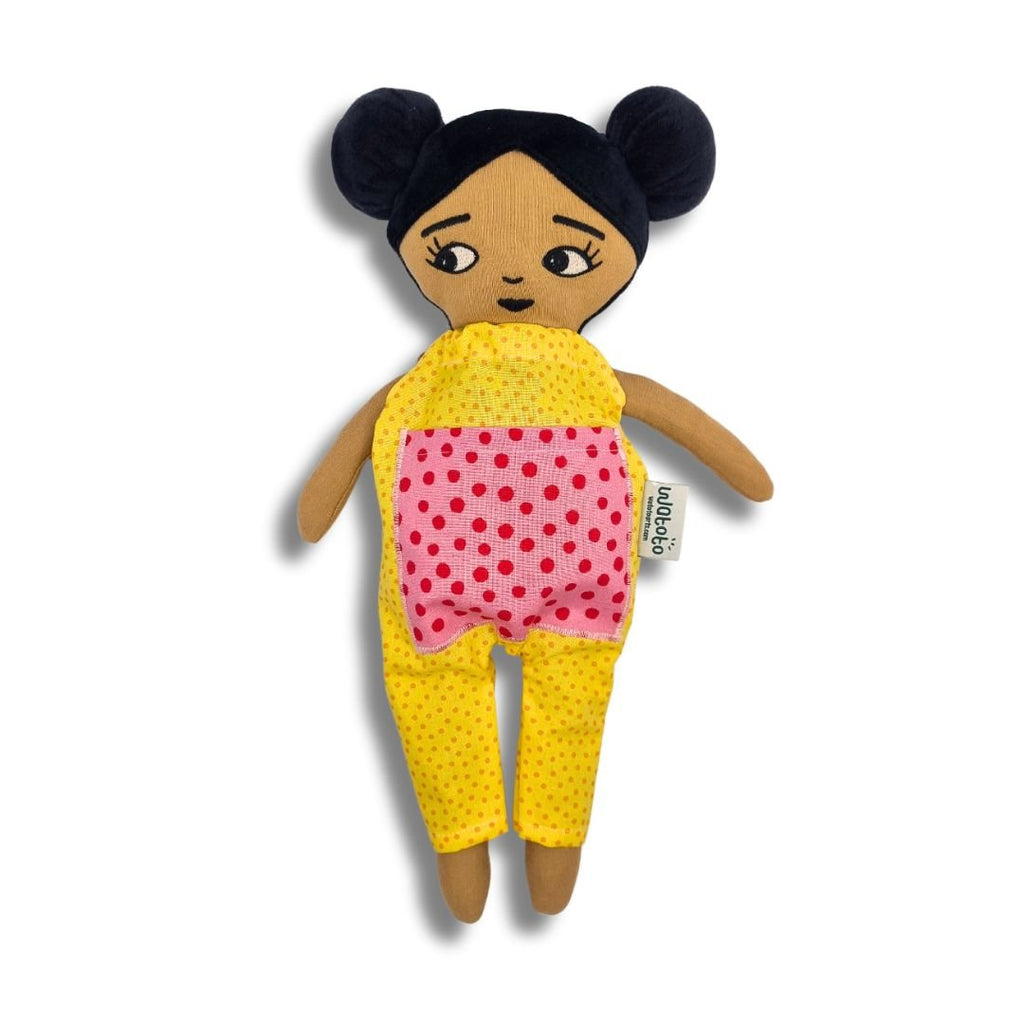 Watoto Arts | Mjuk docka Linda med gul jumpsuit